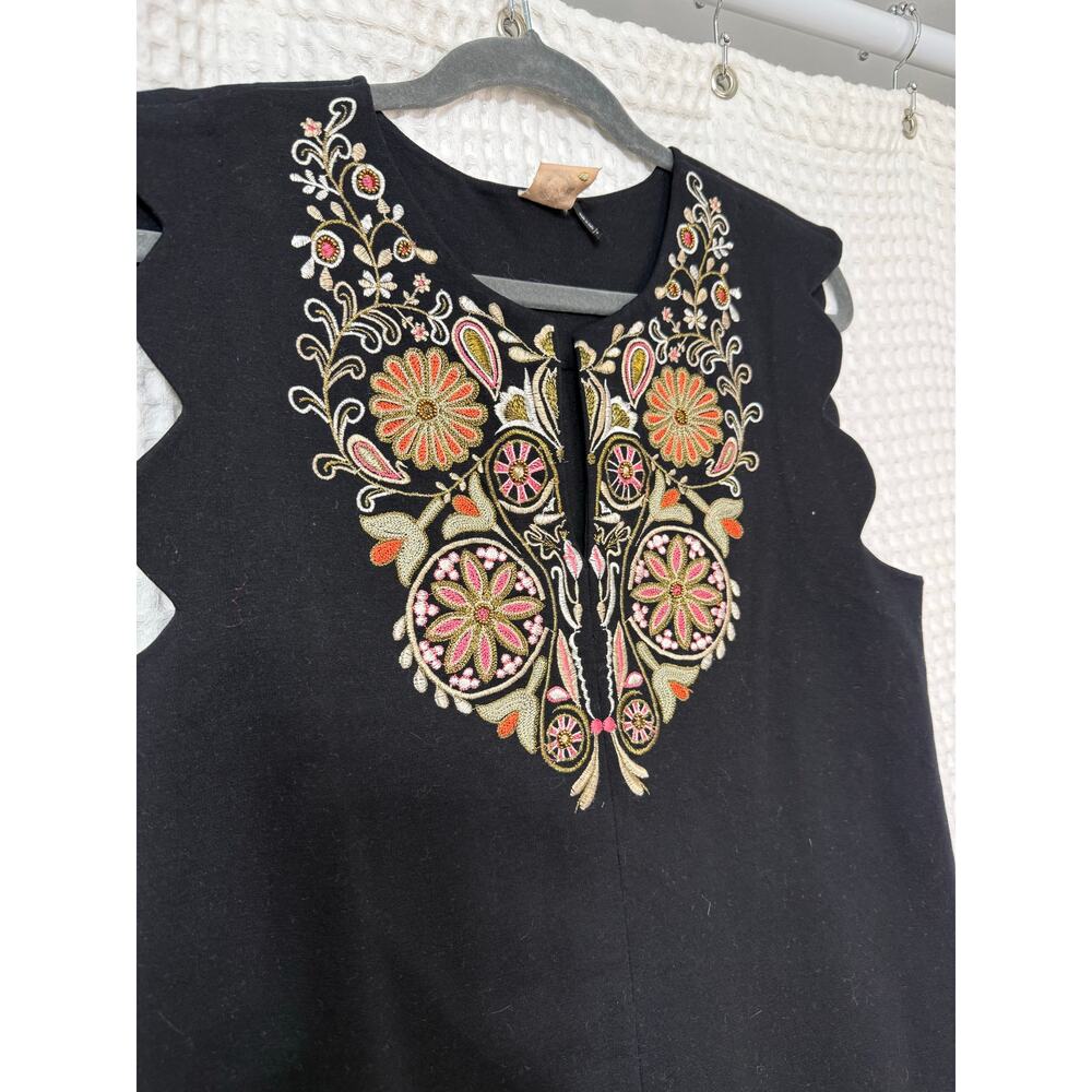 Akemi + Kin Anthropologie Binah Embroidered Scallop Sleeve Top Black Sz S N - Picture 3 of 6